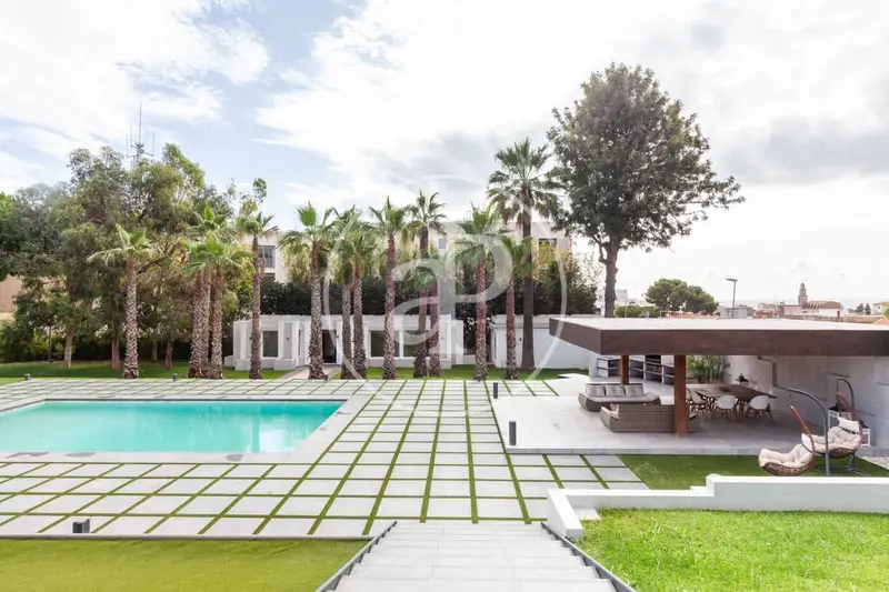 Chalet de Lujo en Venta: 7 Suites, Piscina y Gimnasio