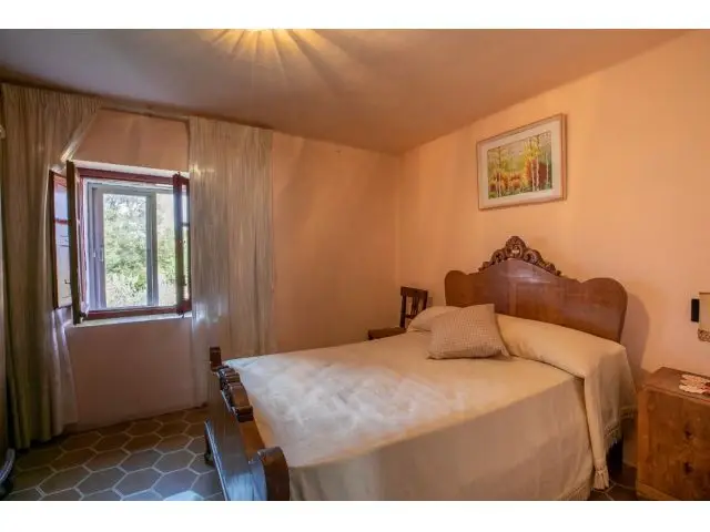 Casa Rural con 7 Dormitorios y Gran Parcela en Binacua
