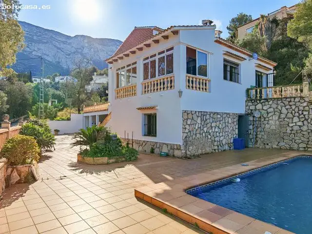 Chalet en Denia con Vistas al Mar y Piscina Privada