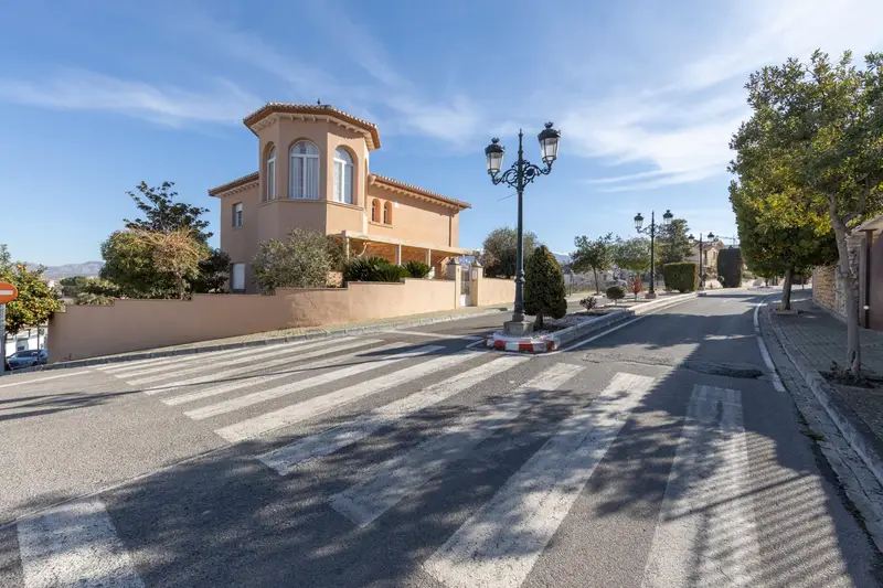Chalet en Nueva Otura con Jardin y Piscina