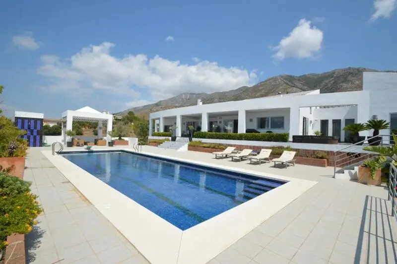 Villa de Lujo en Mijas con Vistas al Mar y Piscina Privada