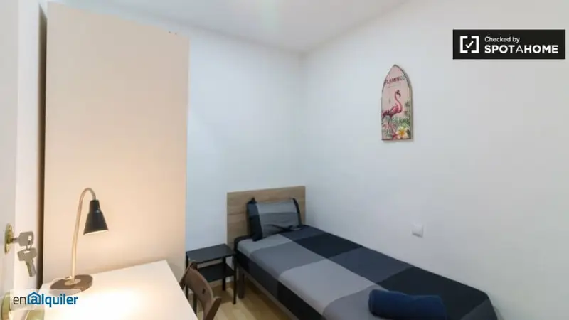 Se alquilan habitaciones en un apartamento de 5 dormitorios en el Raval