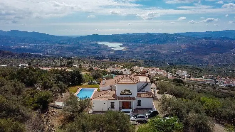 Villa de Lujo con Vistas Panorámicas en Periana Málaga