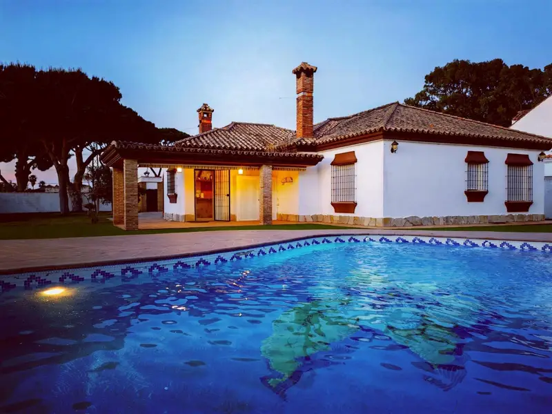 Chalet en Novo Sancti Petri con 2 Apartamentos y Piscina Privada