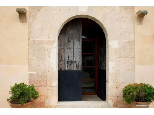 Granja Histórica en Venta: Lujosa Residencia con Establos y Coto de Caza