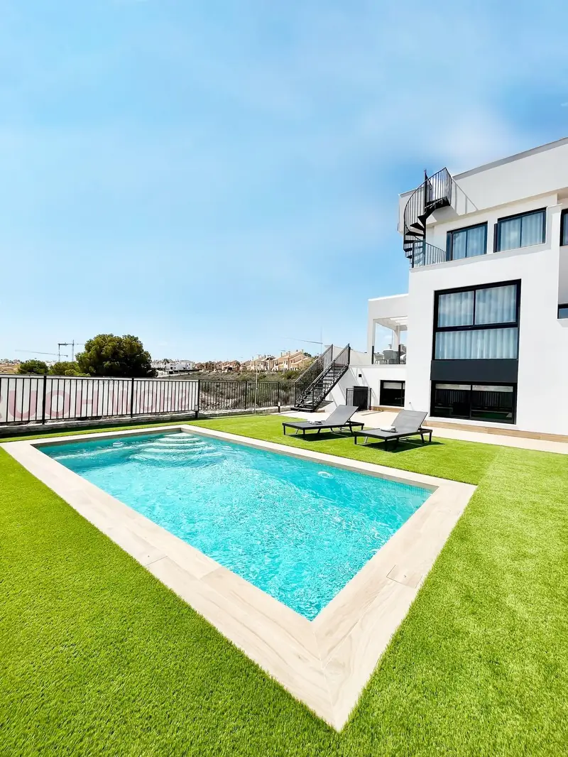 Villa en La Finca Golf Algorfa con Piscina y Terraza