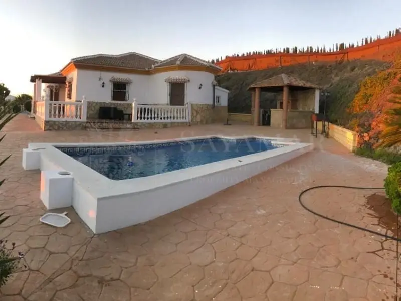 Casa de Campo en Sayalonga con Vistas al Mar y Piscina Privada