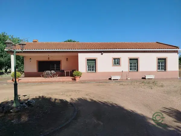 Tres Chalets con 24000m2 de Parcela a 2 Minutos de Badajoz