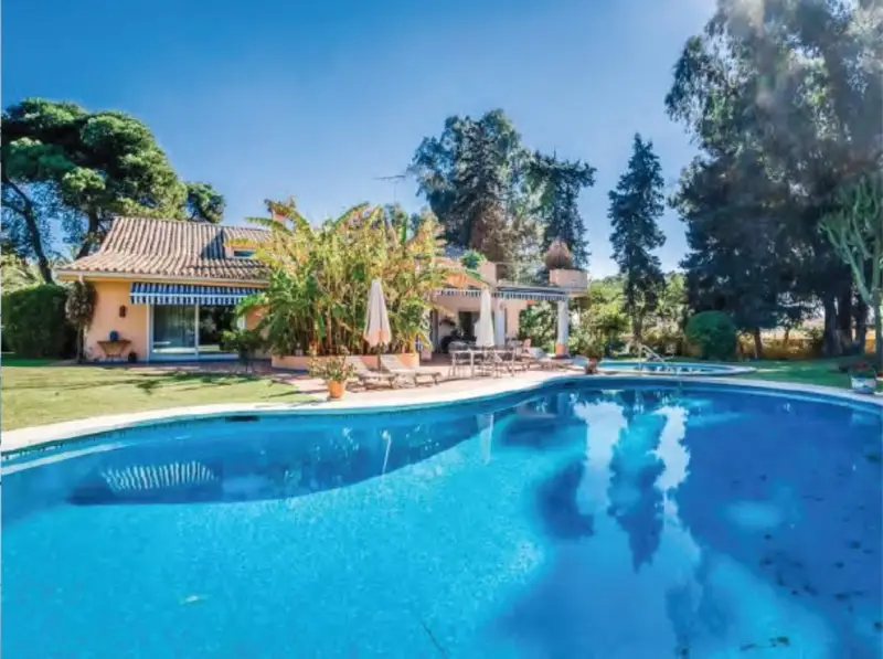 Villa en Primera Linea de Playa Estepona Costa del Sol
