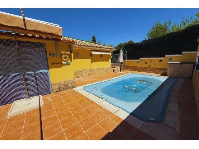 Villa en Moclín con Piscina - 3 Dormitorios y 2 Baños