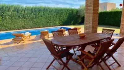 Chalet en venta en Peralada con piscina y jardín