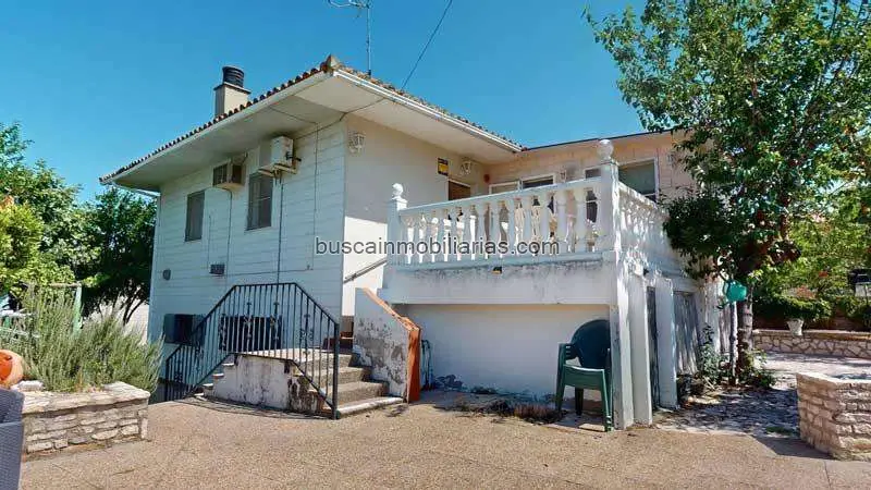 Chalet en Venta en Nuez de Ebro con Piscina y Amplio Jardin