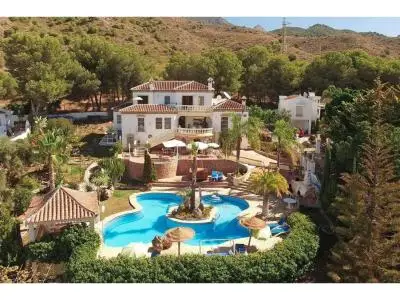 Villa de Lujo en Nerja: 3 Plantas, Jardín y Piscina