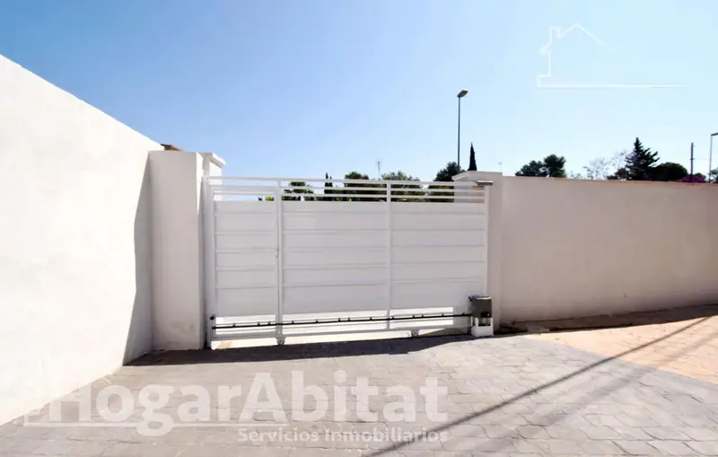 Chalet en Chiva con Piscina Privada y Garaje