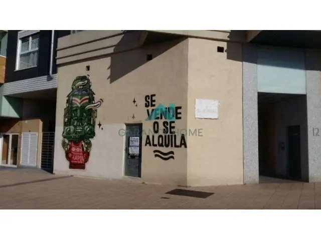 Se vende local en Vitoria. Lonja con 2 escaparates