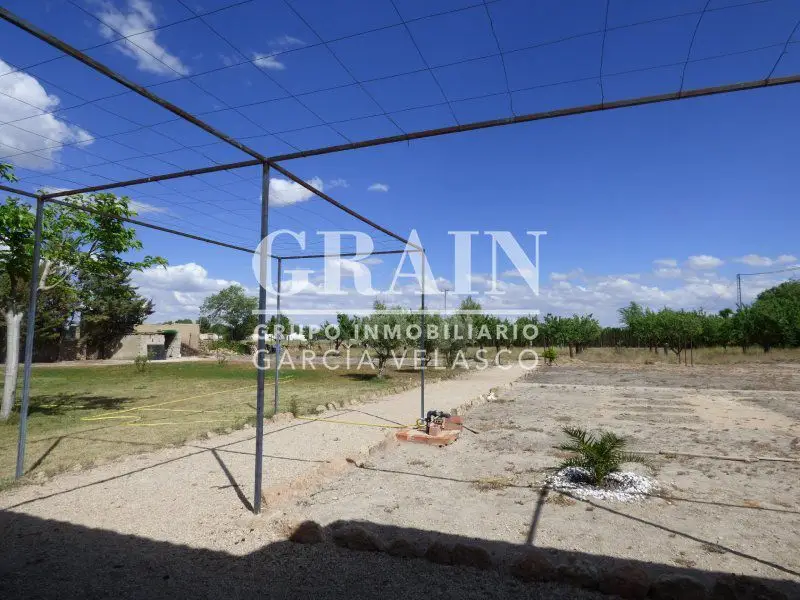 Chalet con Chimenea en Parcela de 4100m2 a 10km de Albacete