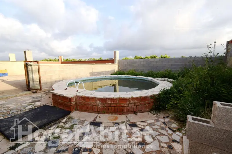 Chalet Rustico en Chiva con Piscina y Barbacoa