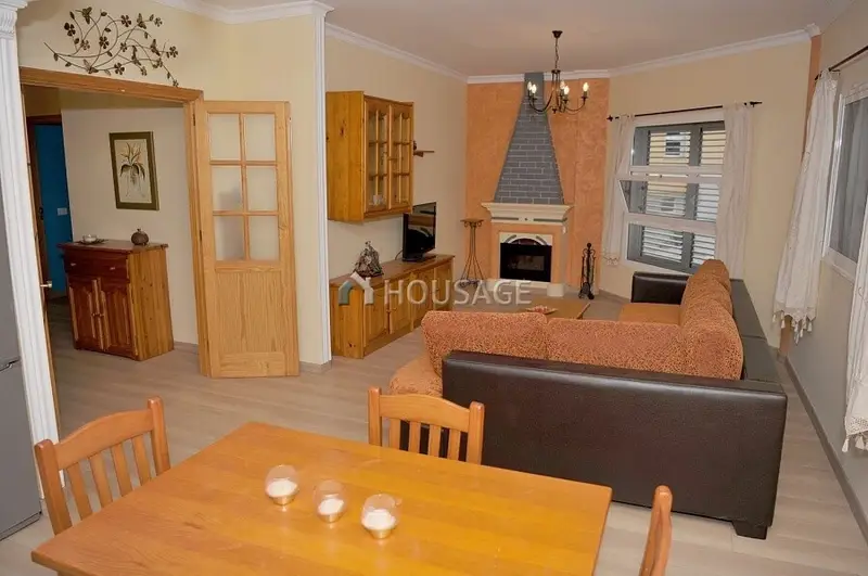 Piso en venta en Moya: Amplio y Luminoso con Vistas a la Montaña