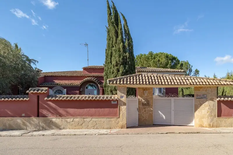 Chalet en Venta en La Pobla de Vallbona 7 habitaciones