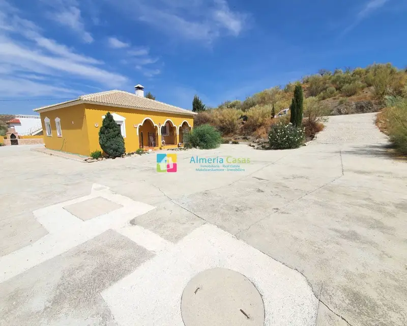 Chalet en Venta en Oria Almeria 4 Dormitorios 2 Baños