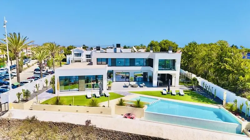 Villa de Lujo en Cabo Roig con Acceso Directo a la Playa
