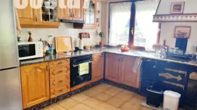 Chalet en Venta en Meruelo: Amplio Jardin y Garaje