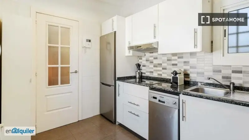 Se alquila piso de 2 habitaciones en la Dreta de l'Eixample, gastos incluidos.