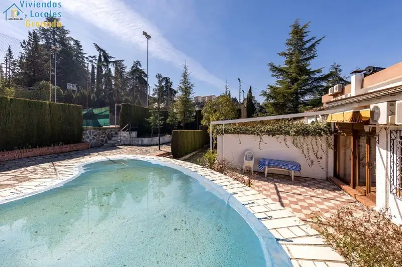 Chalet en Colinas Bermejas Monachil con Jardin y Piscina