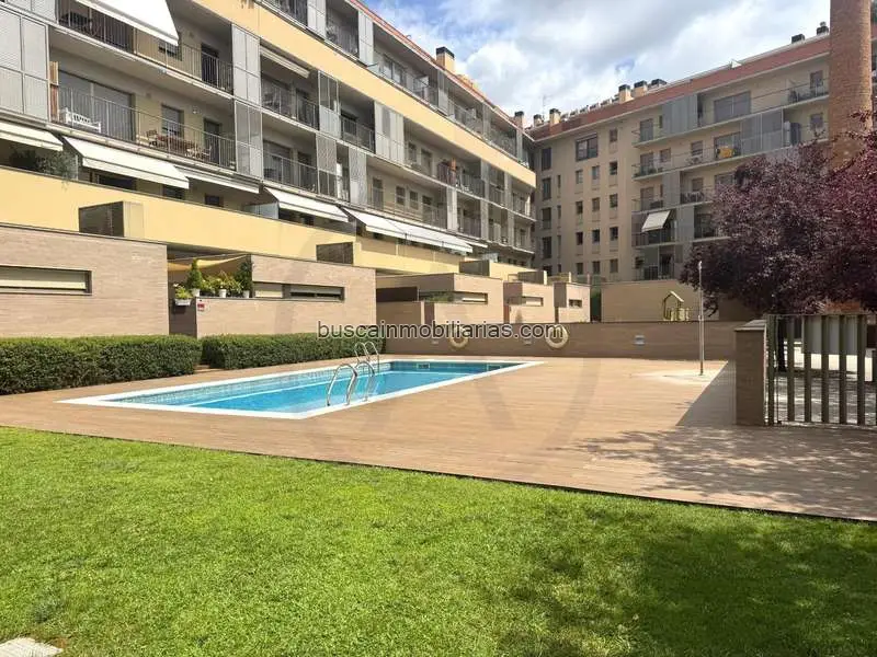 Piso en venta Terrassa centro con piscina y parking