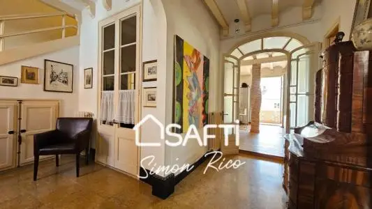 Casa Regia Modernista con Encanto Histórico