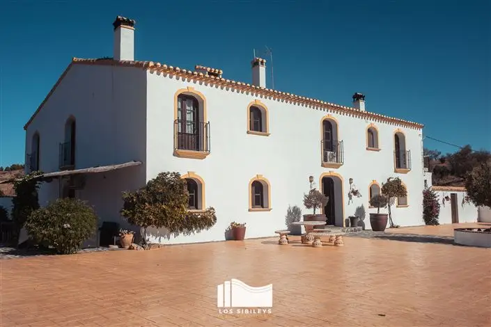 Cortijo de Lujo con 7 Dormitorios y Licencia Hotelera en Lorca