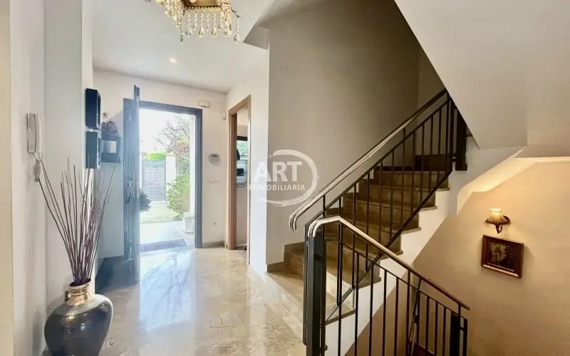 Adosado en venta en L Eliana 270m2 4 habitaciones piscina