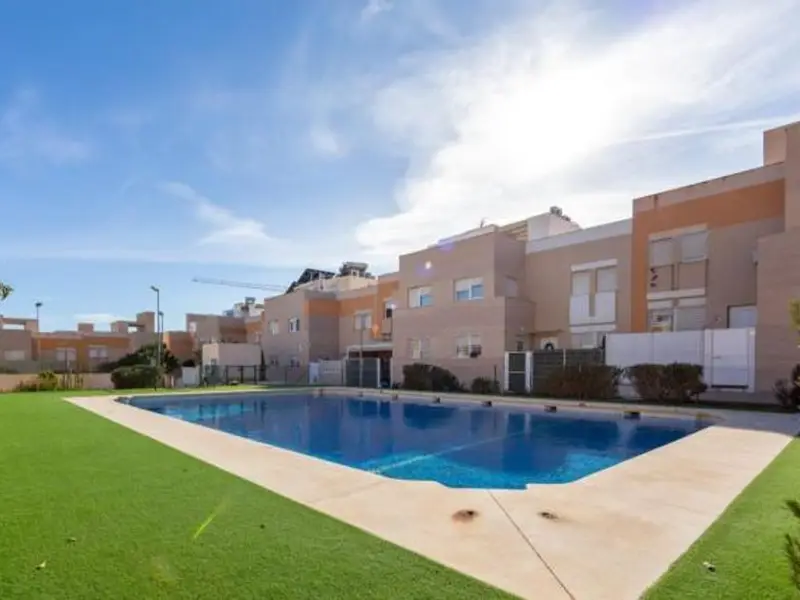 Venta Chalet Almería: Tríplex a Estrenar con Terrazas y Piscina