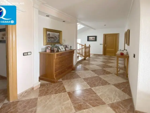 Chalet en Venta en Mutxamel con Piscina y Gran Parcela