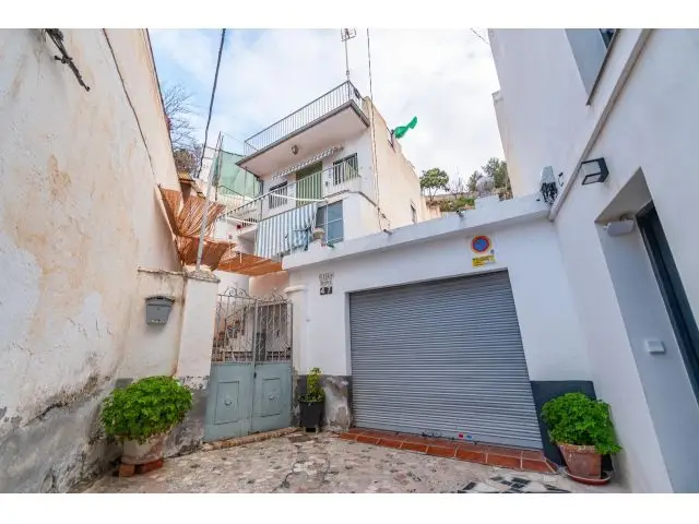 CASA CON CUEVAS Y TERRENO EN BARRANCO DEL ABOGADO La Granada