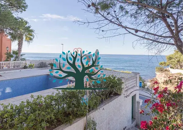 Casa en primera linea de mar con parcela para reformar