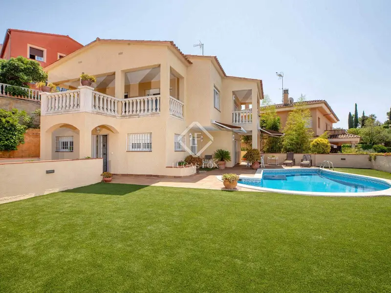 Chalet Rustico en Tossa de Mar con Vistas a la Montana y Piscina