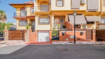 Casa Adosada en Hijar 3 Plantas Garaje Patio Ideal Familias