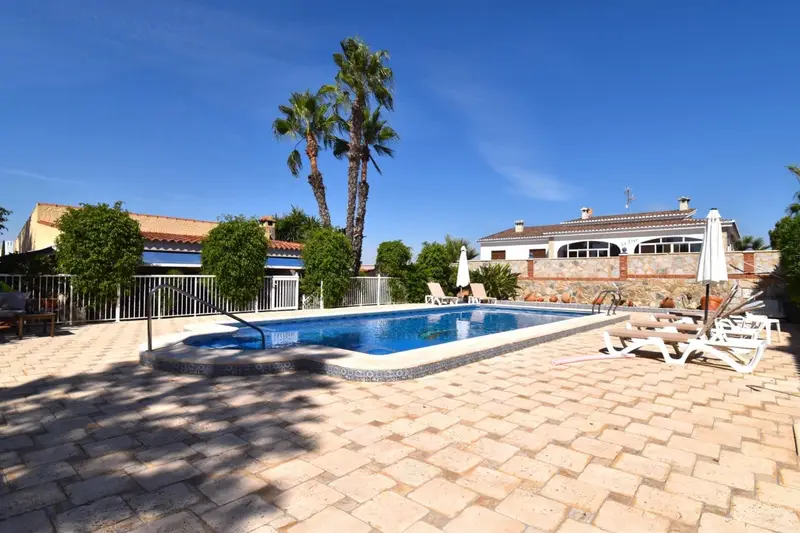 Chalet en Venta en Santa Pola con Piscina y Gran Parcela