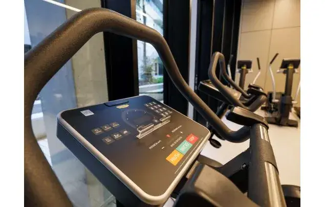 Estudio Costero en Badalona: Balcón, Piscina y Estilo