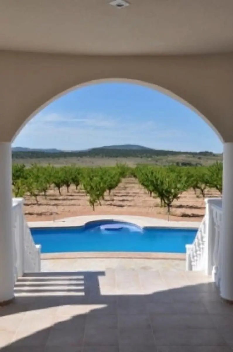 Chalet en Pinoso con Piscina y Acabados de Lujo