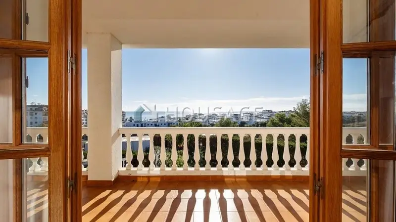 Villa en venta en La Duquesa con vistas al mar