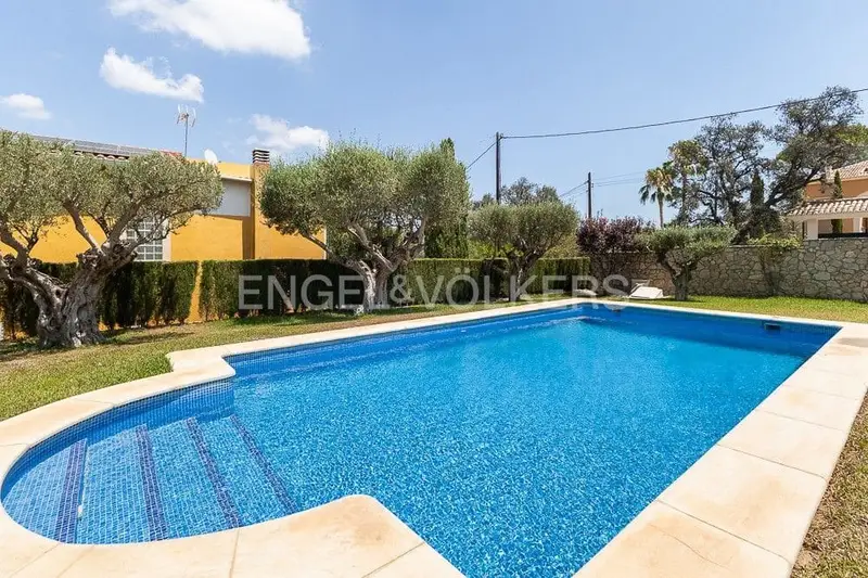 Chalet en Venta en Xativa con Piscina y Vistas al Castillo