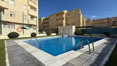 Piso en Venta en Urbanizaci
ón Privada con Piscina y Garaje