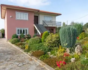 Chalet en Boiro con Piscina y Pista de Tenis Cerca de la Playa
