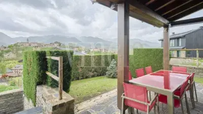 Casa en Venta Avinguda Solana: Familiar con Parcela y Vistas