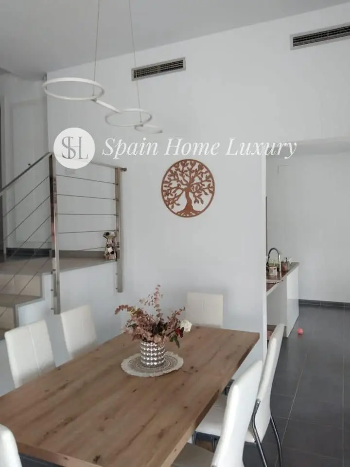 Chalet Moderno en Venta en Alberic con Piscina y Placas Solares