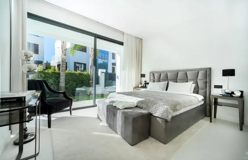 Chalet en venta en Marbella con piscina privada y vistas al mar
