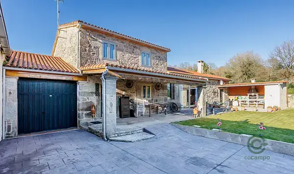 Casa en Lugo con tres dormitorios, garaje y barbacoa