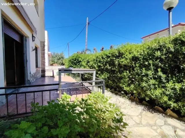 Chalet en Brisamar Comarruga: Casa Familiar Cerca de la Playa